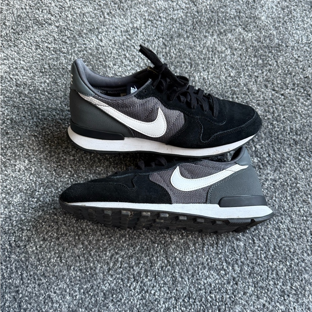 Nike Women’s Black and Gray Sneakers size 8